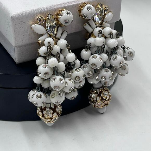 Hattie Carnegie Vintage Signed White Beaded Cluster Cha Cha Clip On Earrings - Picture 5 of 14